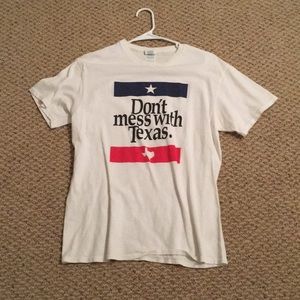 Men’s small “don’t mess with Texas” tee